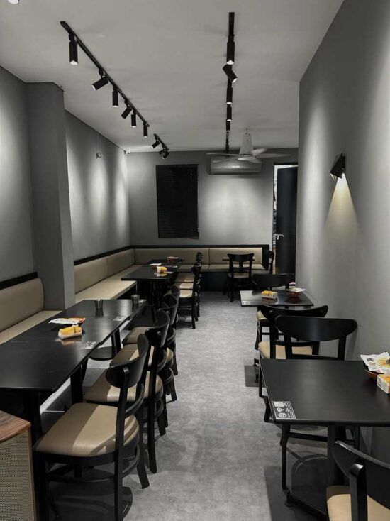 Không gian quán cafe phong cách tối giản, sang trọng