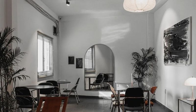 Mẫu thiết kế quán cafe tone trắng đen sáng trọng