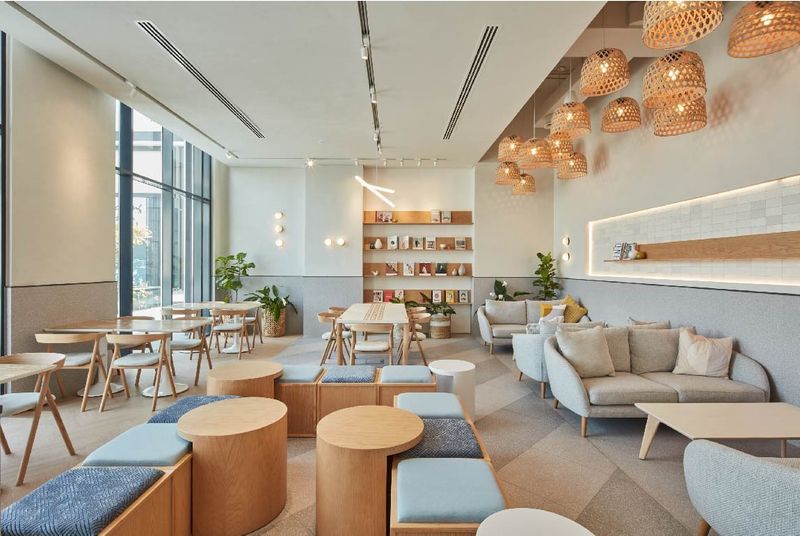 Hình ảnh nội thất gỗ tự nhiên trong quán Scandinavian