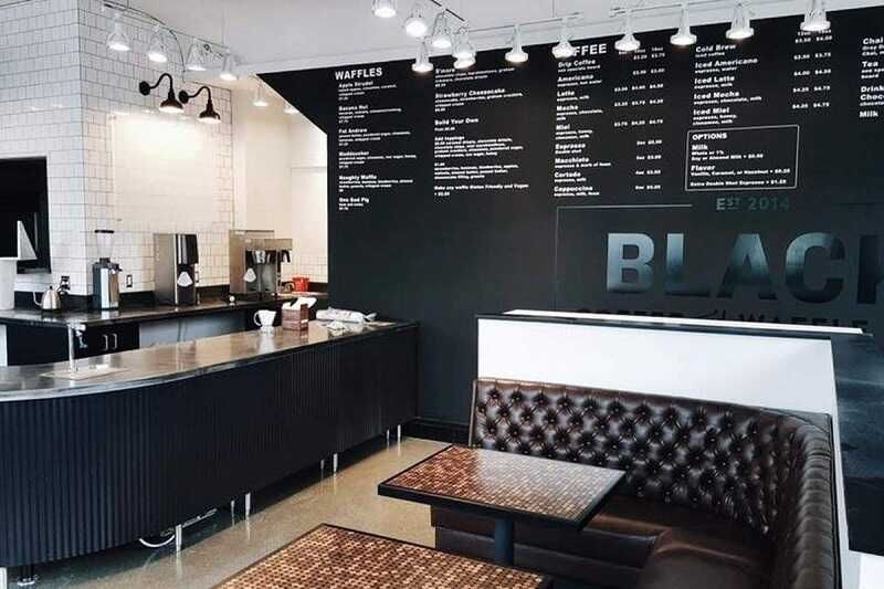 Thiết kế quán cafe tông đen-trắng cân đối, tinh tế
